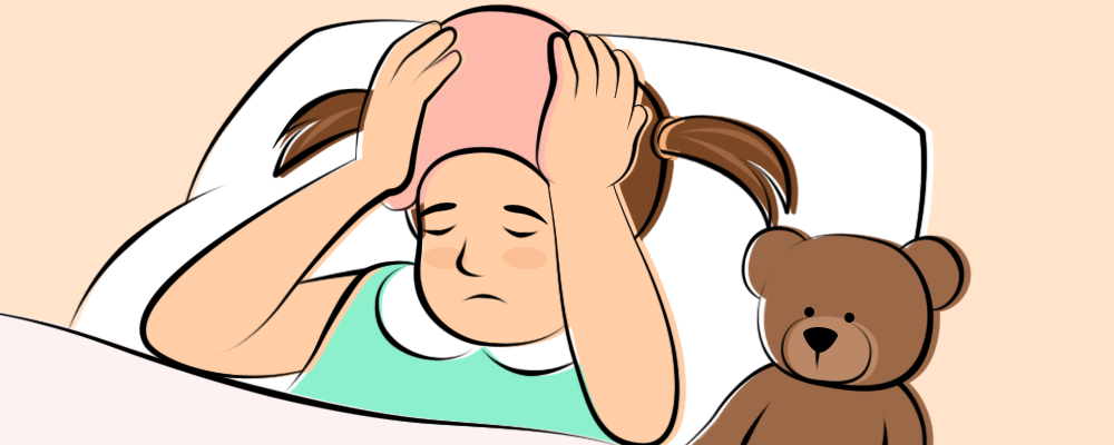 Ein Mädchen mit braunem Haar und einem grünen T-Shirt, das Migräne hat und gemeinsam mit einem Stofftier im Bett liegt, während sie sich ein Tuch an den Kopf hält.